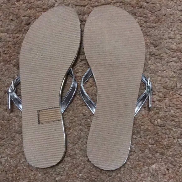 Silver flip flops - Picture 6 of 7